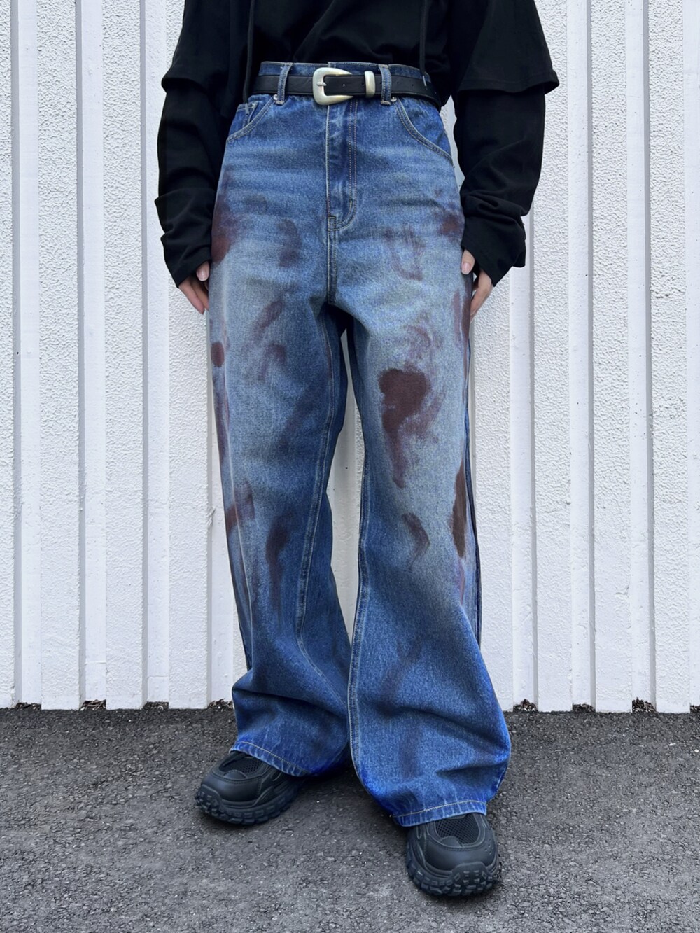 ブルー系のTシャツ/カットソー、ブルー系のデニムパンツ、ブラック系のスニーカーを着用したレディースの冬コーディネートの4枚目の写真