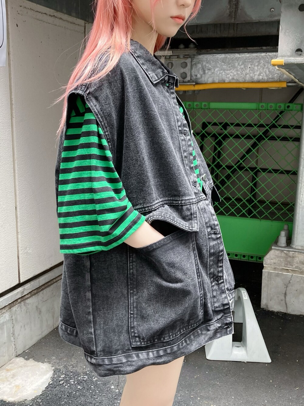 グリーン系のTシャツ/カットソー、ブラック系のデニムパンツ、ブラック系のその他シューズを着用したレディースの春コーディネートの2枚目の写真