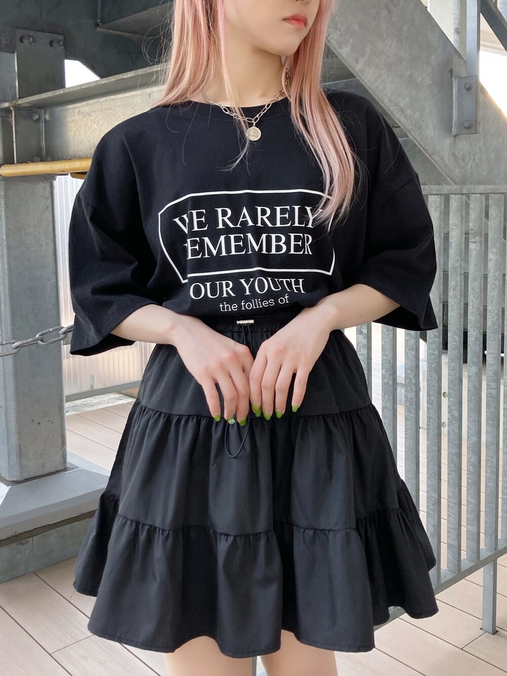 グレー系のパーカー、ブラック系のスニーカー、ブラック系のTシャツ/カットソーを着用したレディースの夏コーディネートの3枚目の写真