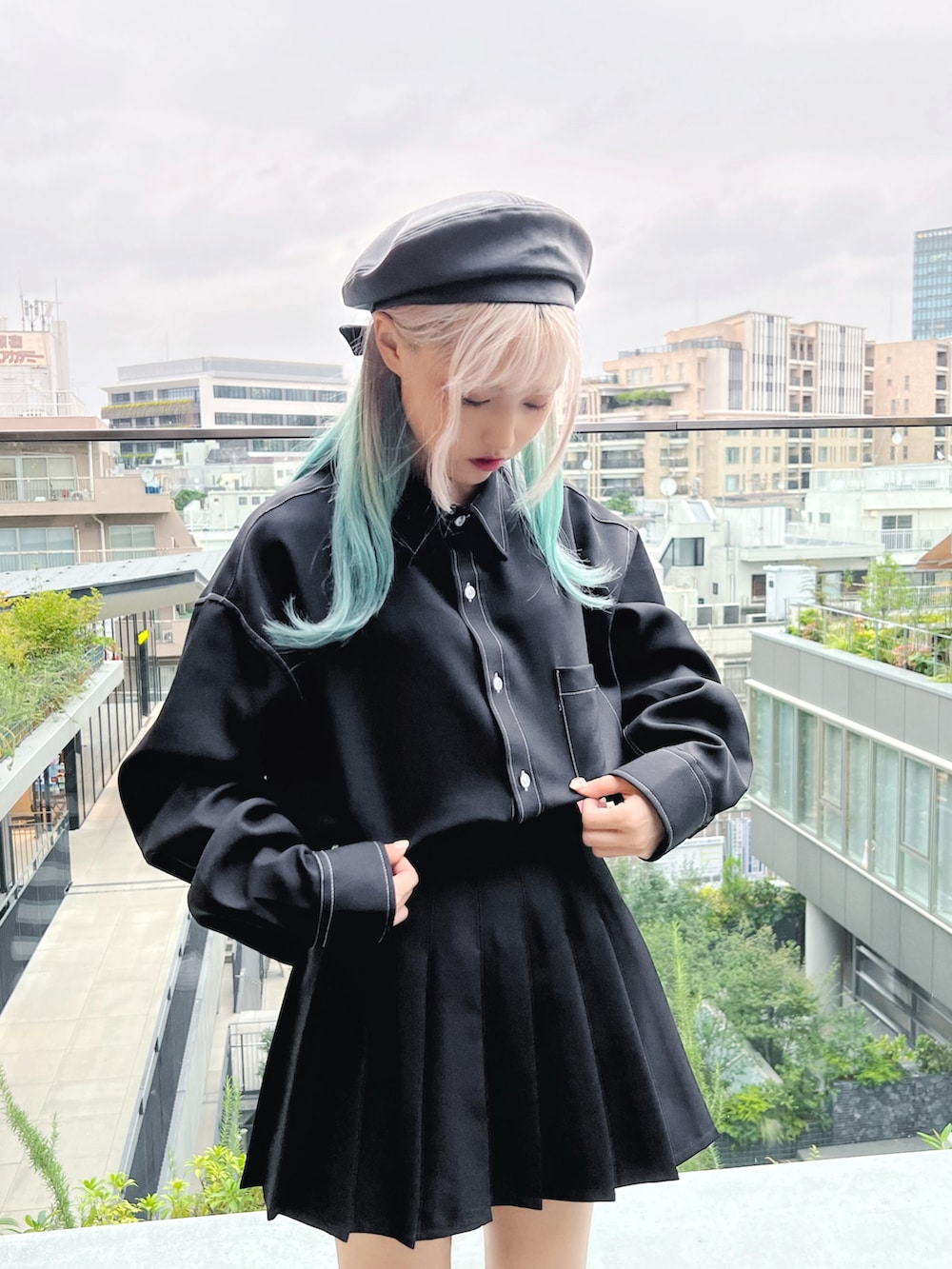 ブラック系のブーツ、ブラック系のシャツ/ブラウス、ブラック系のライダースジャケットを着用したレディースの秋コーディネートの3枚目の写真