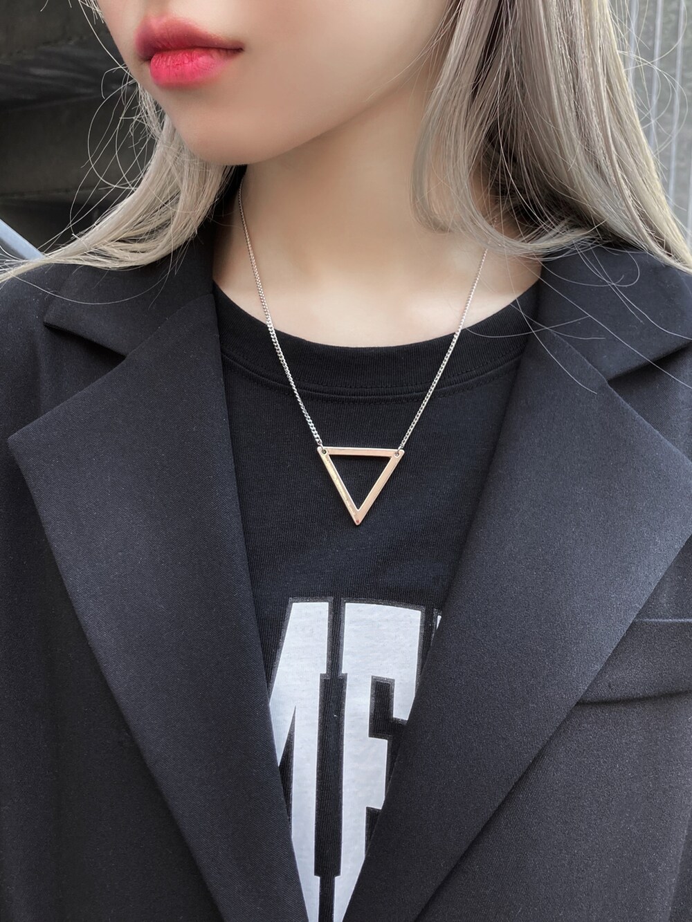 ブラック系のテーラードジャケット、ブラック系のTシャツ/カットソー、ブラック系のその他パンツを着用したレディースの冬コーディネートの4枚目の写真