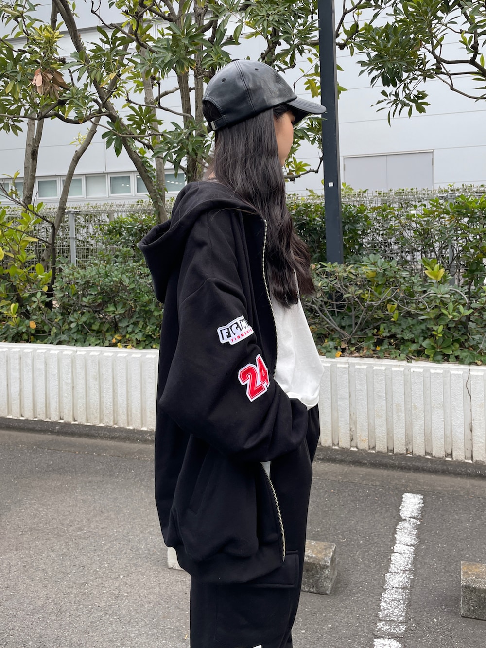 ホワイト系のTシャツ/カットソー、ブラック系のカーゴパンツ、ブラック系のスニーカーを着用したレディースの冬コーディネートの5枚目の写真