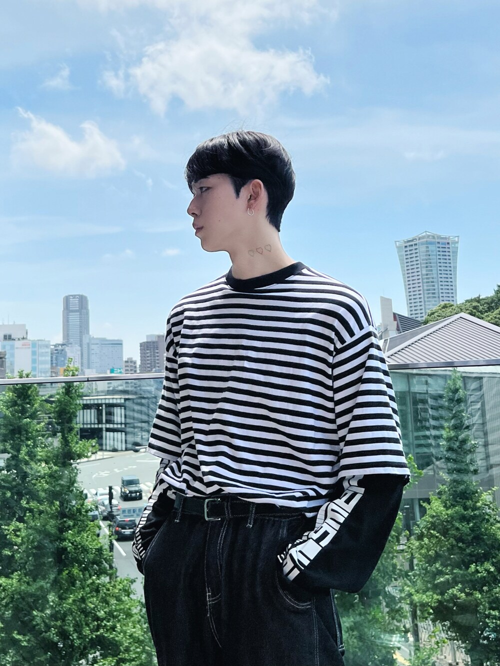 ブラック系のデニムパンツ、ホワイト系のTシャツ/カットソー、シルバー系のその他を着用したメンズの秋コーディネートの2枚目の写真