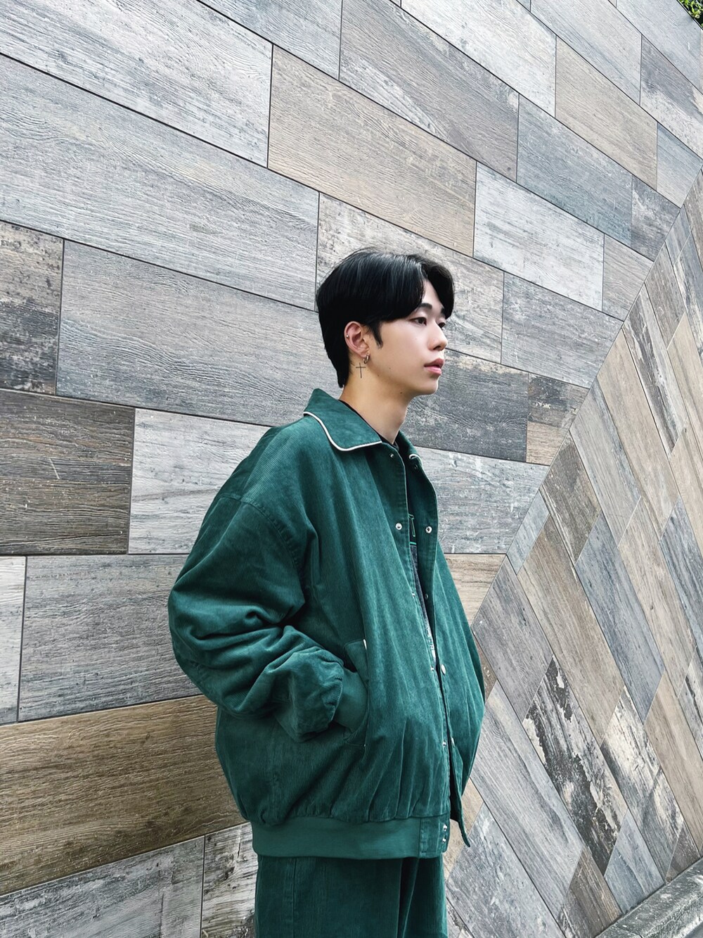 グリーン系のブルゾン、ブラック系のTシャツ/カットソー、グリーン系のその他パンツを着用したメンズの秋コーディネートの3枚目の写真