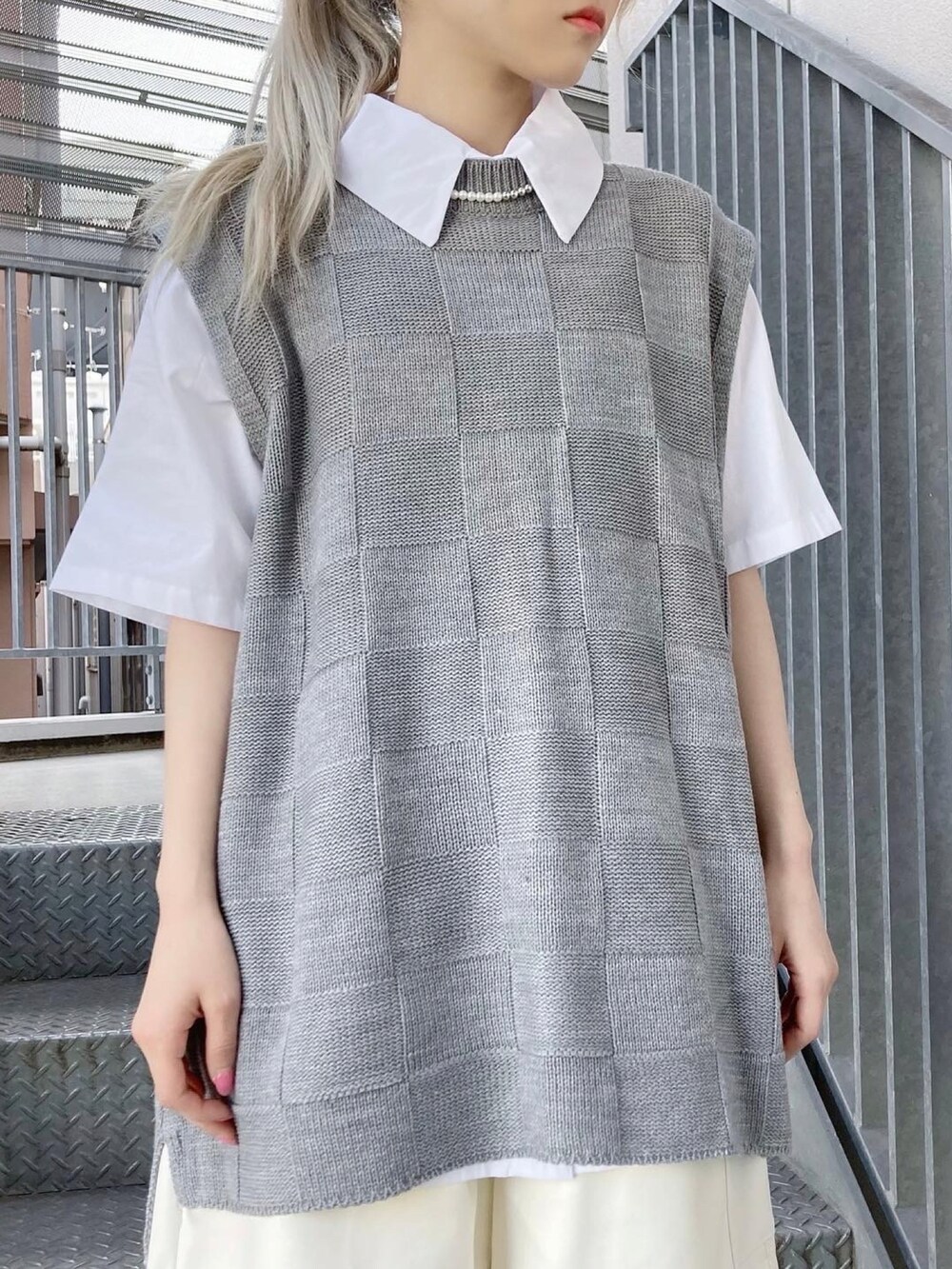 ホワイト系のその他パンツ、グレー系のベスト、ホワイト系のシャツ/ブラウスを着用したレディースの春コーディネートの2枚目の写真