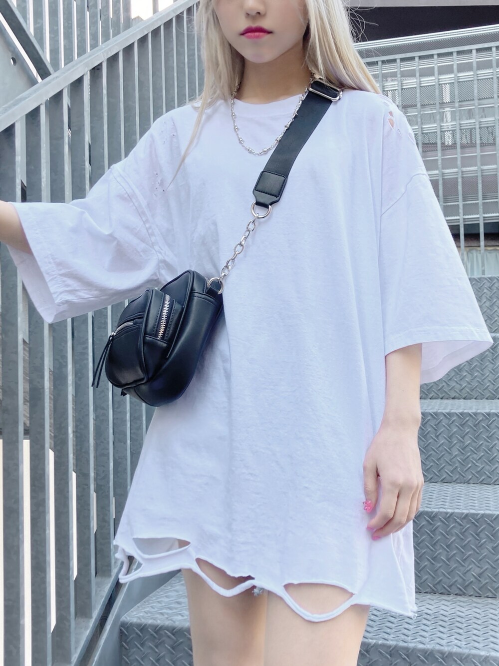 ブラック系のショルダーバッグ、ホワイト系のTシャツ/カットソー、ホワイト系のブーツを着用したレディースの春コーディネートの2枚目の写真