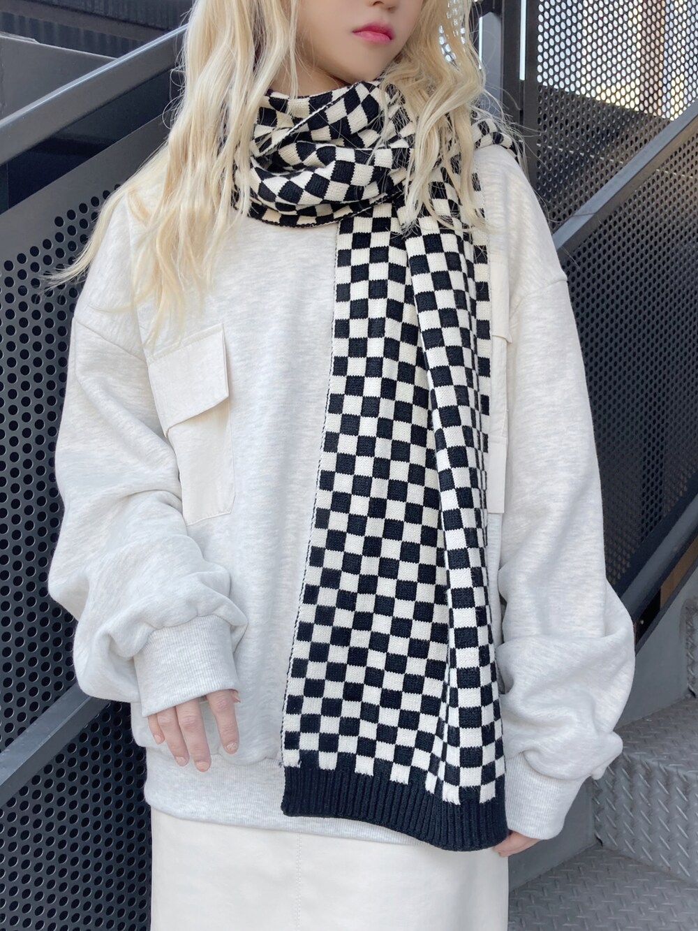 ホワイト系のブーツ、ホワイト系のスカート、ベージュ系のスウェットを着用したレディースの冬コーディネートの2枚目の写真