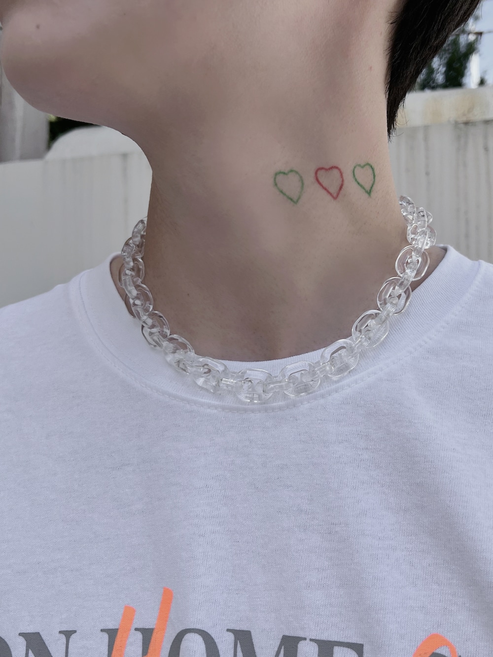 ブルー系のデニムパンツ、グレー系のバックパック/リュック、ホワイト系のTシャツ/カットソーを着用したメンズの春コーディネートの5枚目の写真