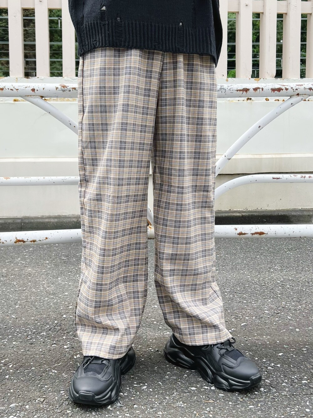 ブラック系のニット/セーター、ブラウン系のその他パンツ、ブラック系のスニーカーを着用したメンズの冬コーディネートの3枚目の写真