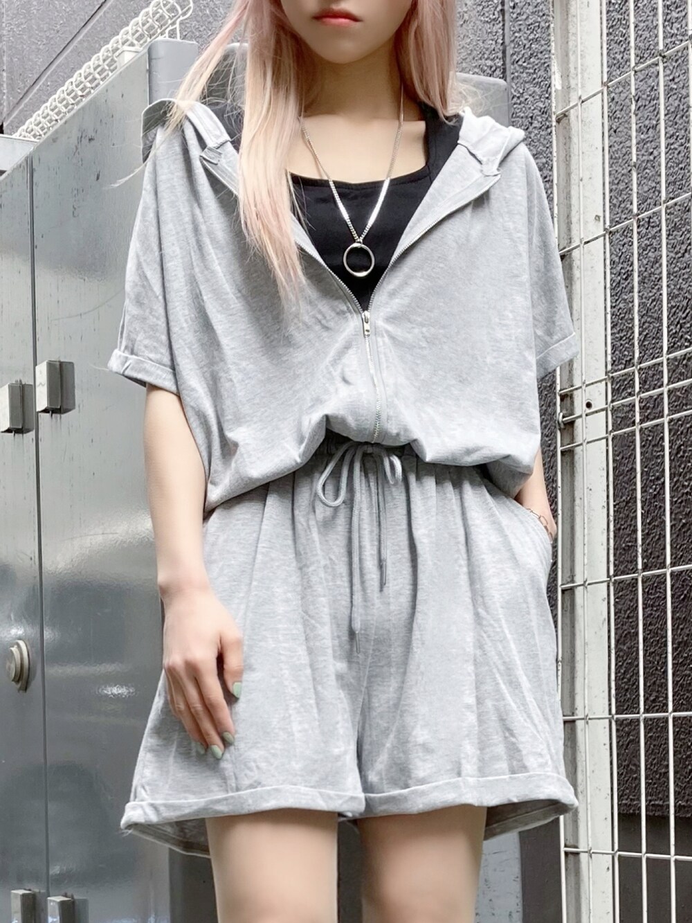 ブラック系のブーツ、ブラック系のタンクトップ、グレー系のサロペット/オーバーオールを着用したレディースの夏コーディネートの3枚目の写真