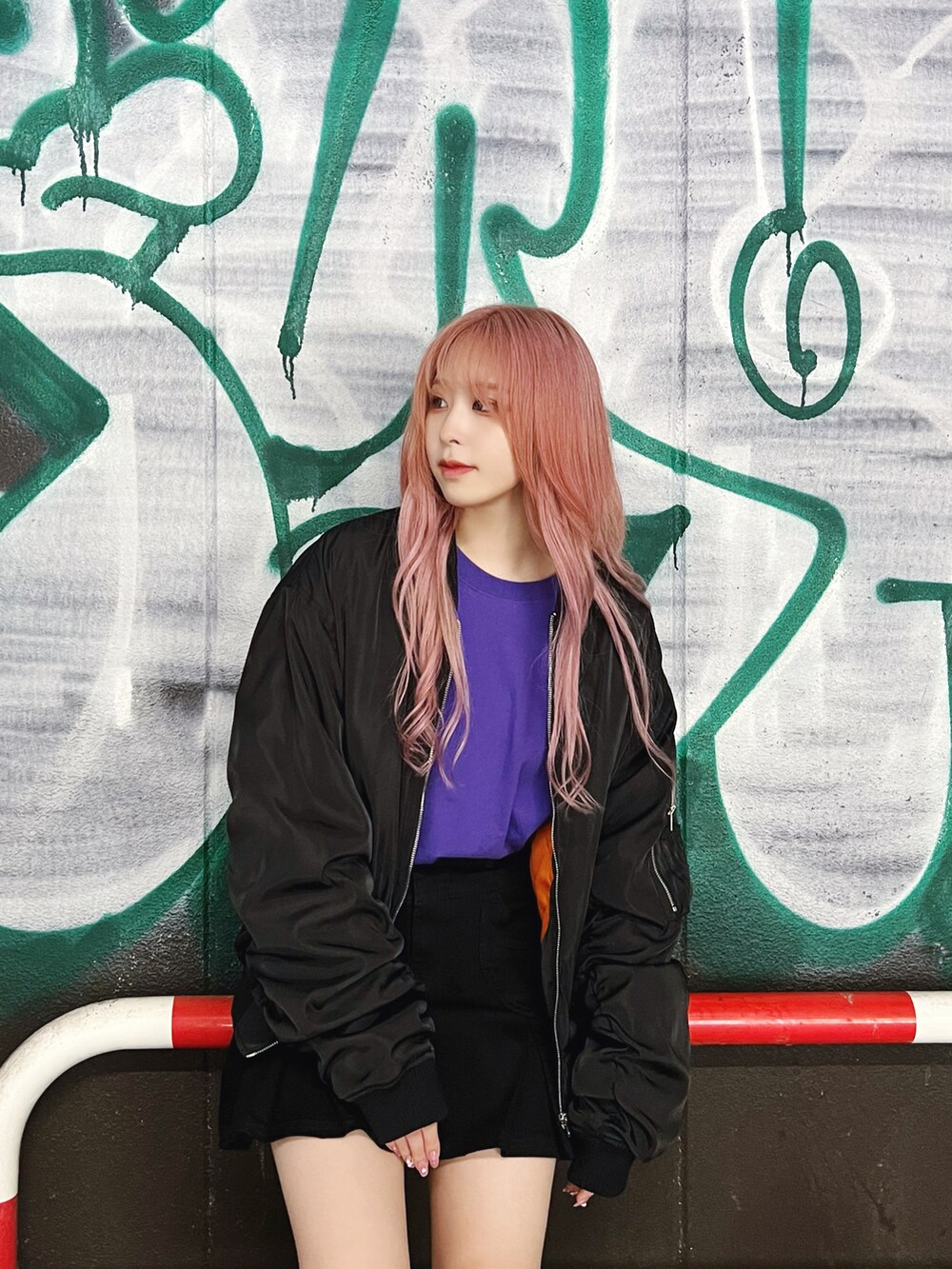 パープル系のTシャツ/カットソー、ブラック系のMA-1、ブラック系のショルダーバッグを着用したレディースの秋コーディネートの3枚目の写真