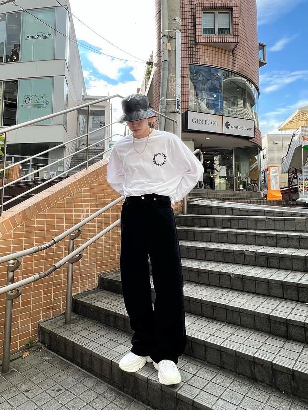 ホワイト系のTシャツ/カットソー、ブラック系のその他パンツ、ホワイト系のスニーカーを着用したメンズの秋コーディネートの2枚目の写真
