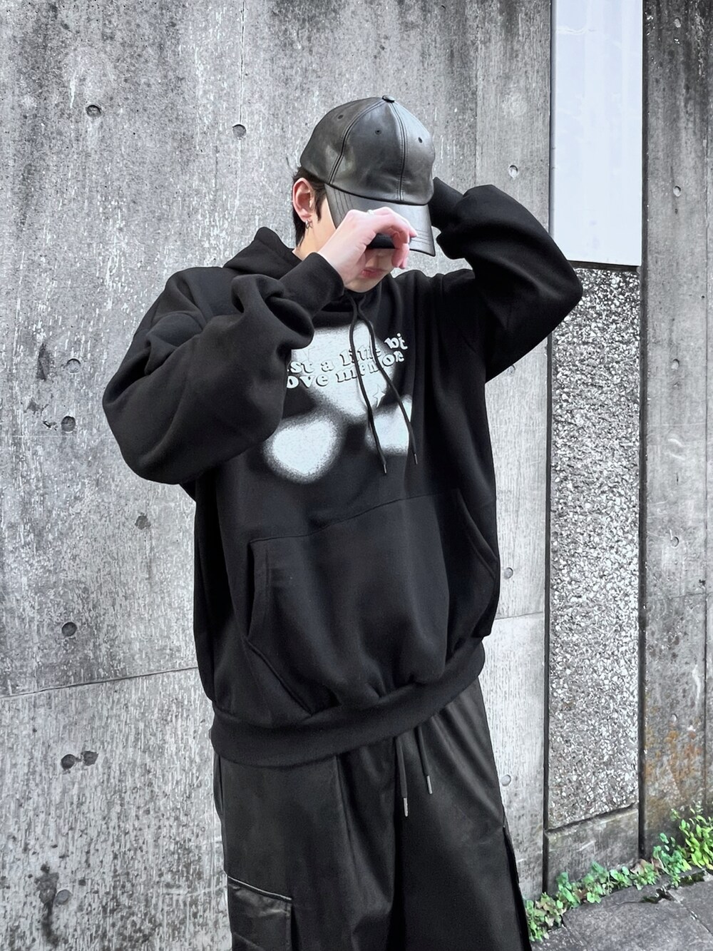 ブラック系のその他パンツ、ブラック系のパーカー、ブラック系のキャップを着用したメンズの冬コーディネートの2枚目の写真