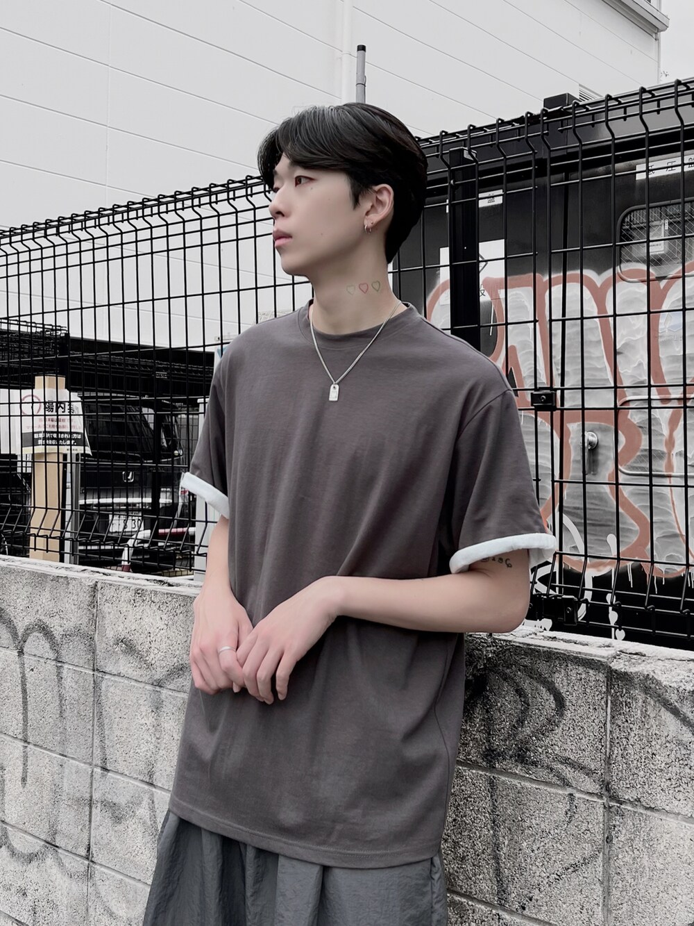ブラック系のその他パンツ、ホワイト系のTシャツ/カットソーを着用したメンズの夏コーディネートの2枚目の写真