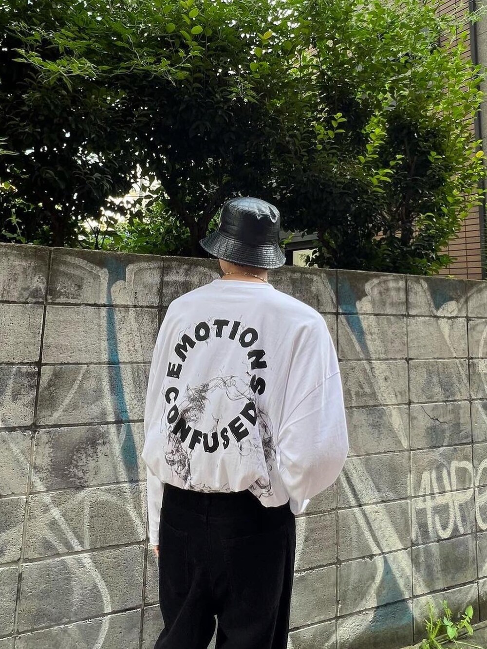 ホワイト系のTシャツ/カットソー、ブラック系のその他パンツ、ホワイト系のスニーカーを着用したメンズの秋コーディネートの3枚目の写真