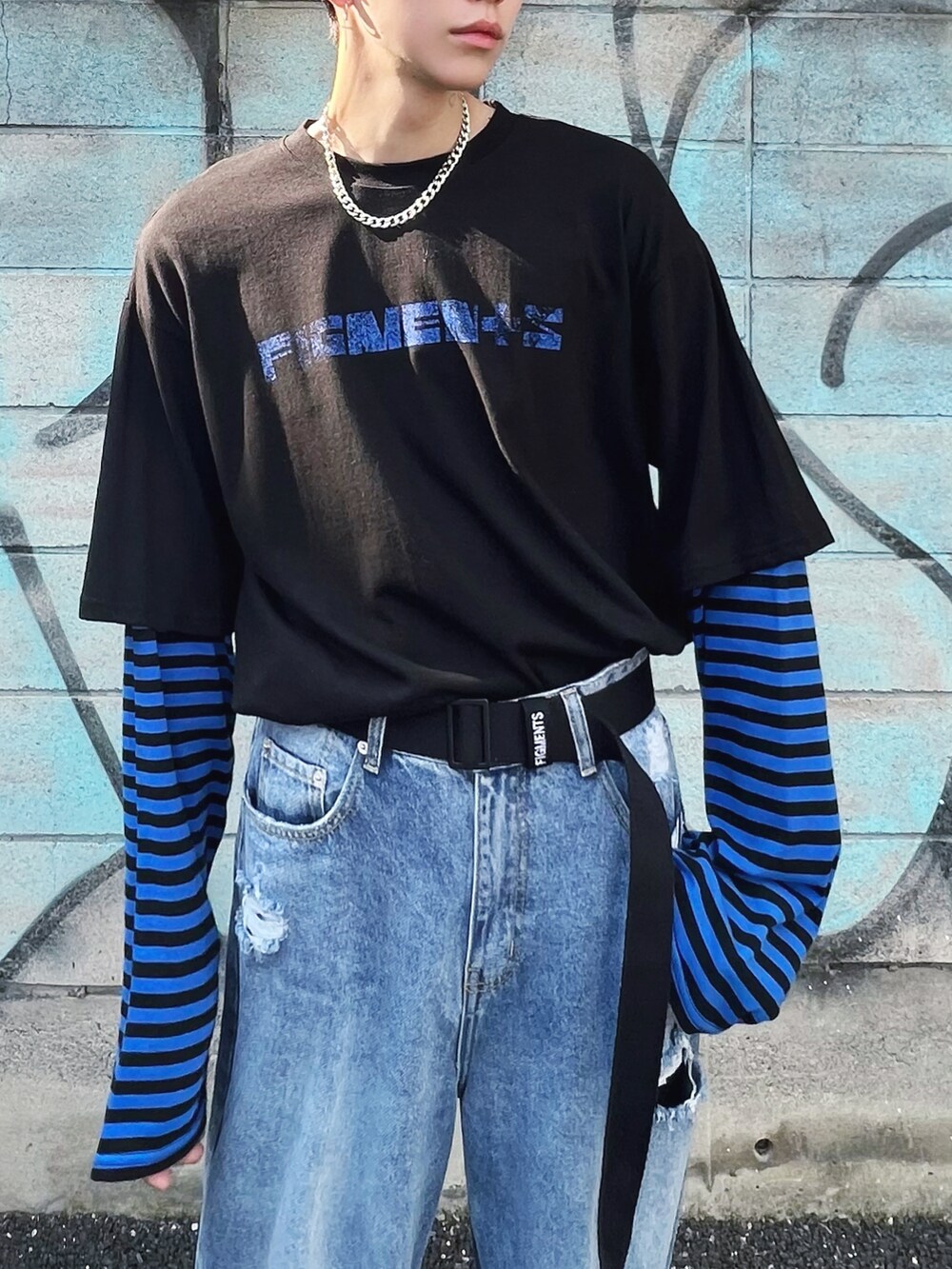 ブルー系のデニムパンツ、ブルー系のTシャツ/カットソー、ブラック系のスニーカーを着用したメンズの秋コーディネートの2枚目の写真