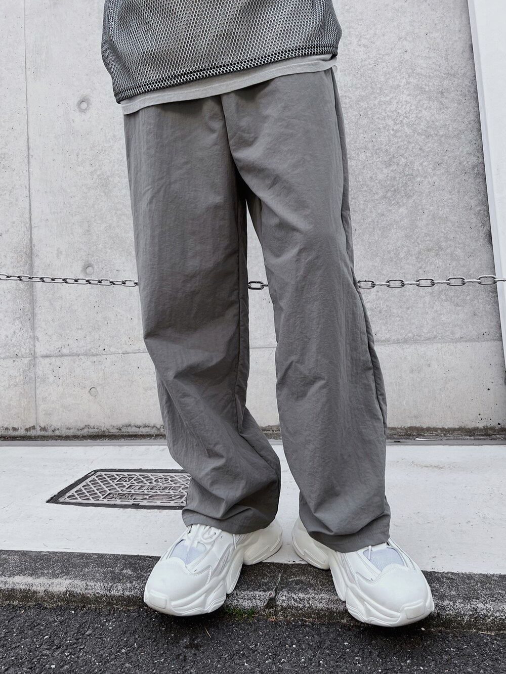 グレー系のその他パンツ、ブラック系のTシャツ/カットソー、グレー系のTシャツ/カットソーを着用したメンズの春コーディネートの3枚目の写真