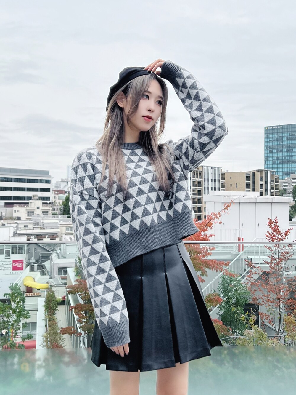 ブラック系のドレスシューズ、ブラック系のスカート、ブラック系のニット/セーターを着用したレディースの冬コーディネートの2枚目の写真