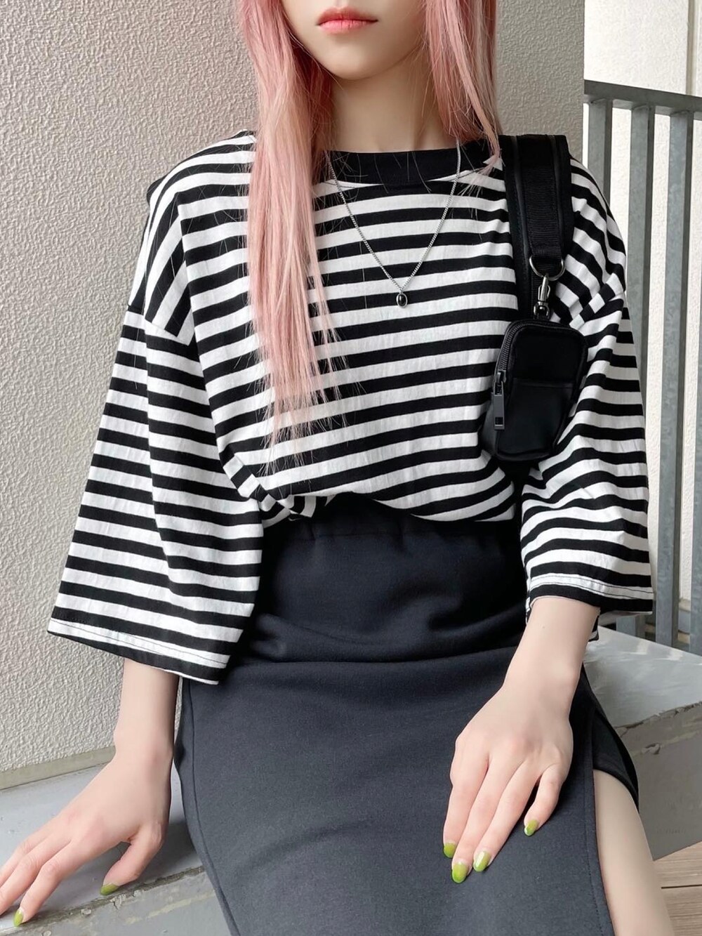 ホワイト系のTシャツ/カットソー、ブラック系のバックパック/リュック、ブラック系のスカートを着用したレディースの夏コーディネートの2枚目の写真