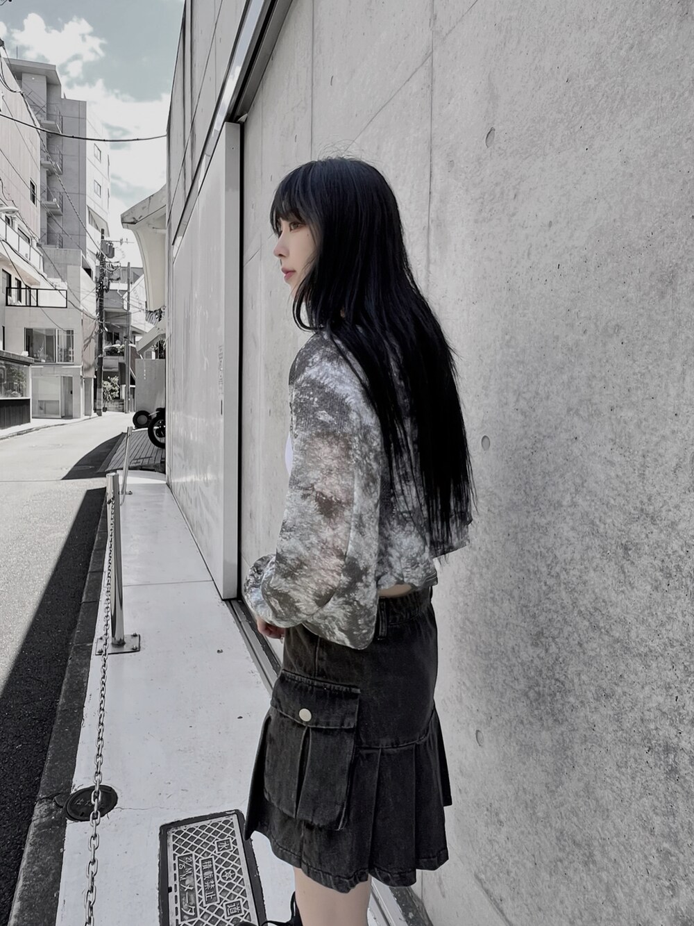 ホワイト系のTシャツ/カットソー、ブラック系のカーディガン/ボレロ、ブラック系のショルダーバッグを着用したレディースの夏コーディネートの4枚目の写真