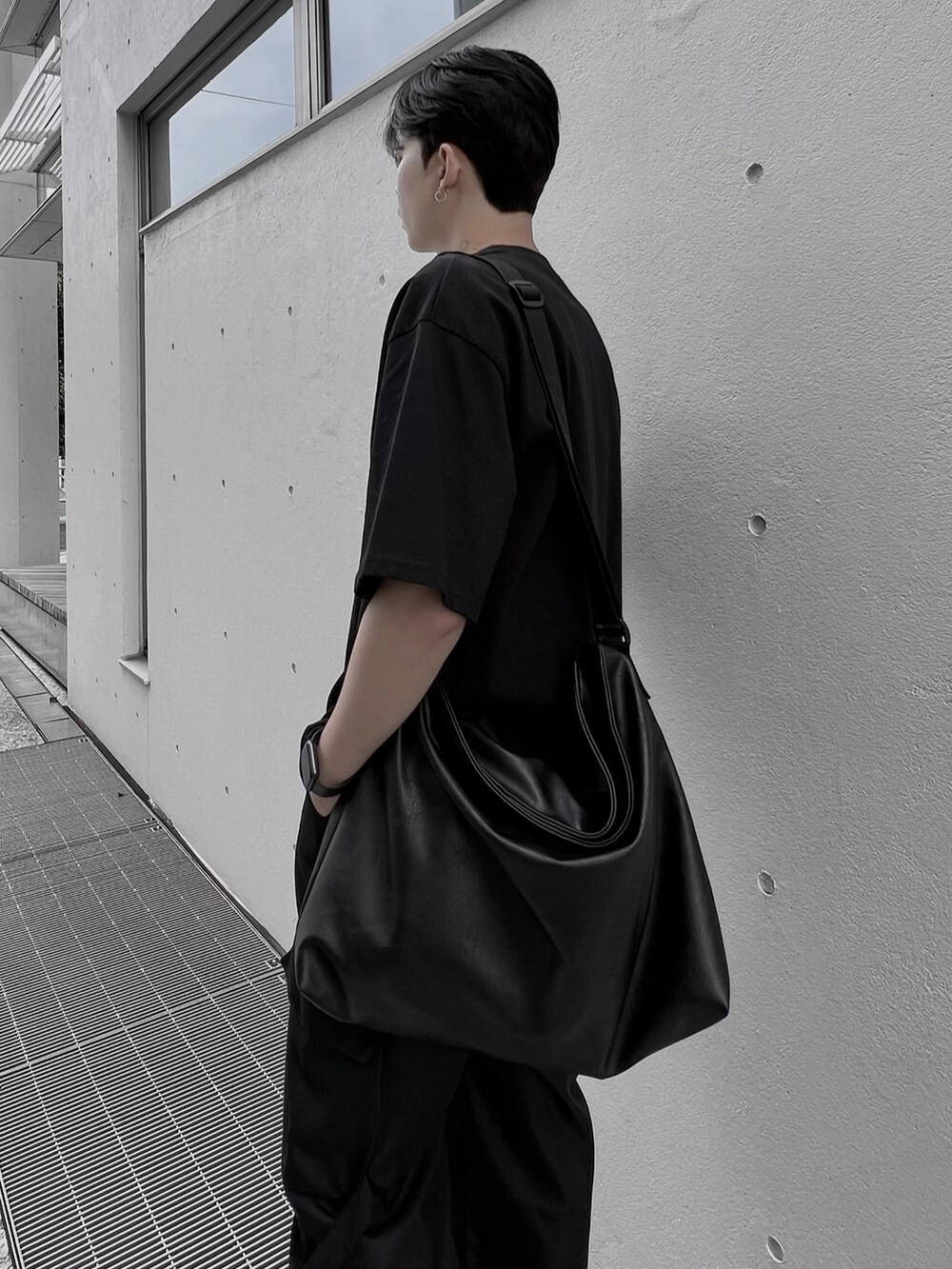 ブラック系のTシャツ/カットソー、ブラック系のショルダーバッグ、ブラック系のカーゴパンツを着用したメンズの夏コーディネートの4枚目の写真