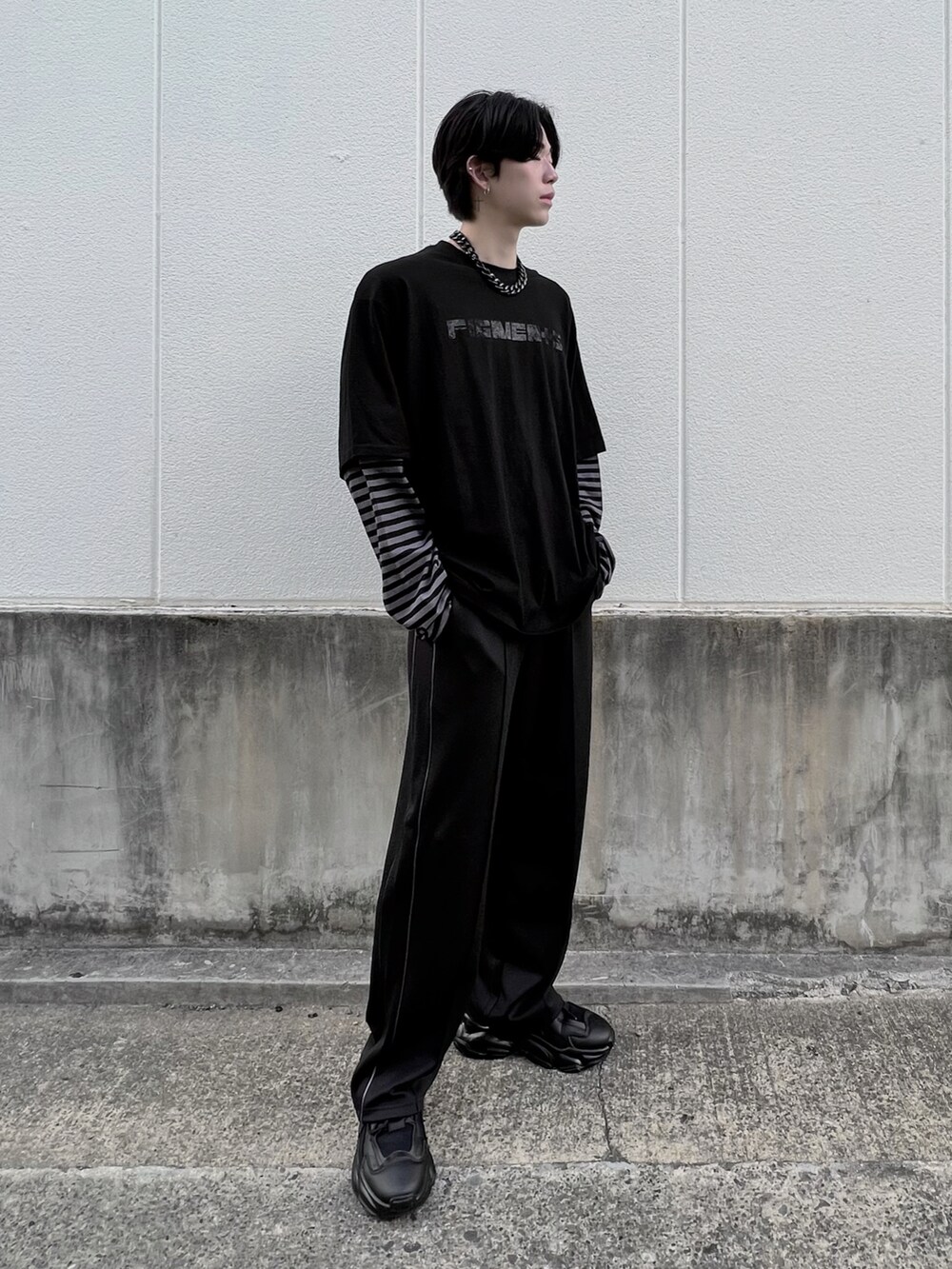 ブラック系のTシャツ/カットソー、ブラック系のその他パンツを着用したメンズの秋コーディネートの4枚目の写真