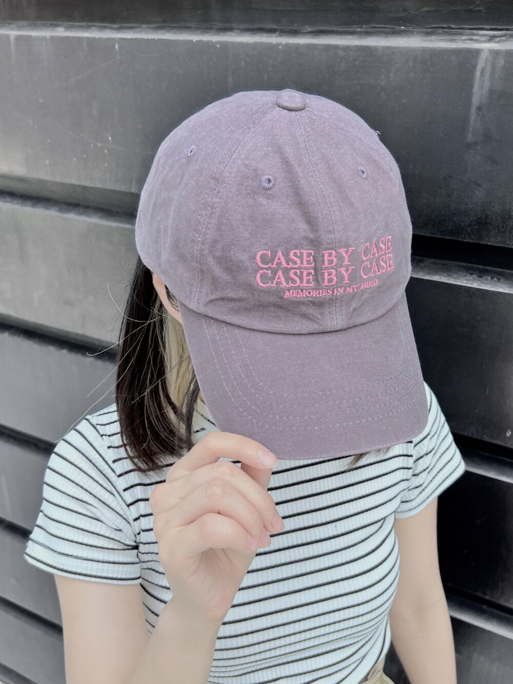 ホワイト系のTシャツ/カットソー、ベージュ系のスカート、グレー系のキャップを着用したレディースの夏コーディネートの5枚目の写真