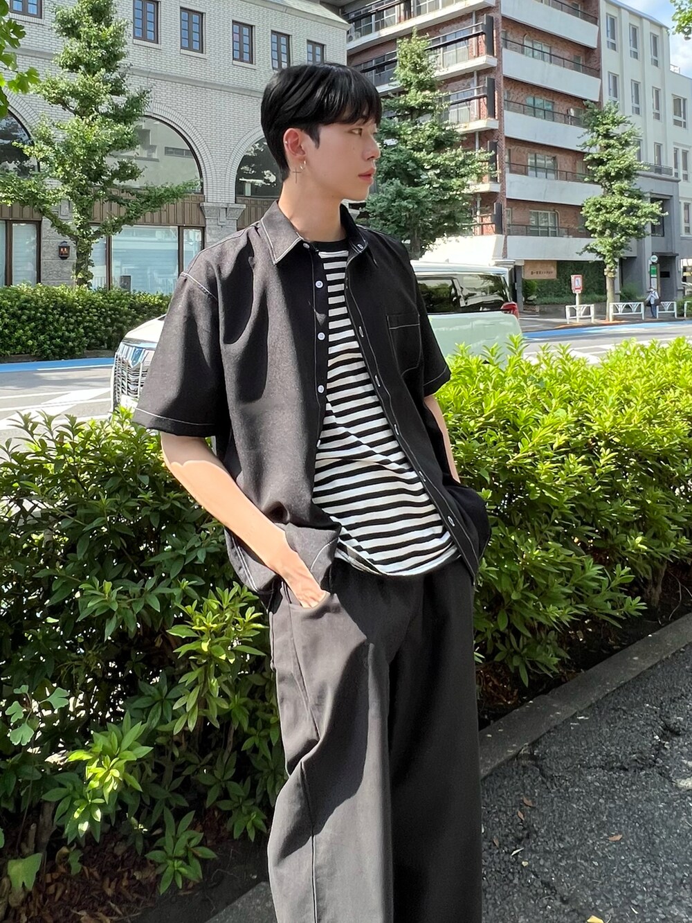 ブラック系のローファー、ブラック系のその他パンツ、ブラック系のシャツ/ブラウスを着用したメンズの秋コーディネートの2枚目の写真