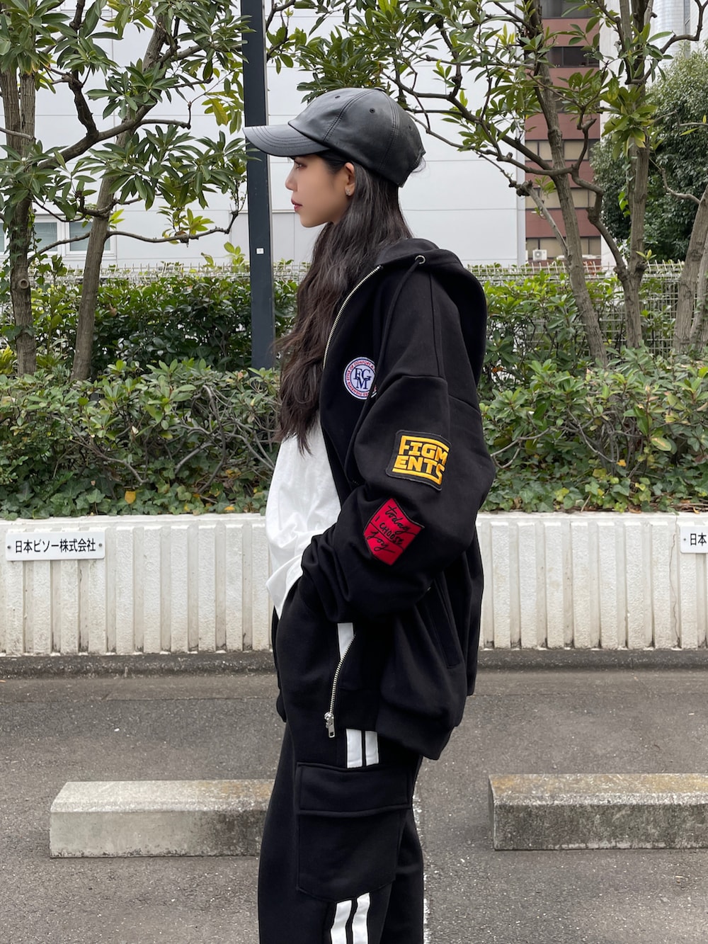 ホワイト系のTシャツ/カットソー、ブラック系のカーゴパンツ、ブラック系のスニーカーを着用したレディースの冬コーディネートの4枚目の写真