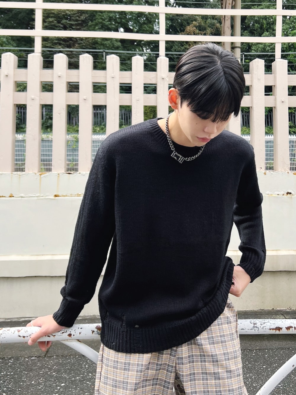 ブラック系のニット/セーター、ブラウン系のその他パンツ、ブラック系のスニーカーを着用したメンズの冬コーディネートの2枚目の写真