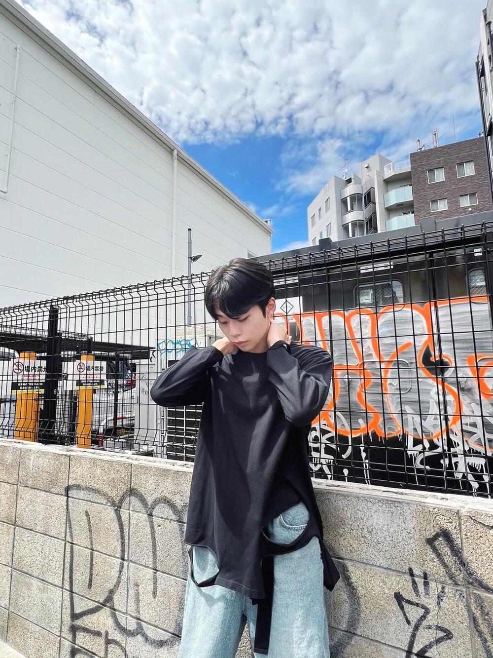 ブラック系のTシャツ/カットソー、ブラック系のスニーカー、シルバー系のその他を着用したメンズの秋コーディネートの2枚目の写真