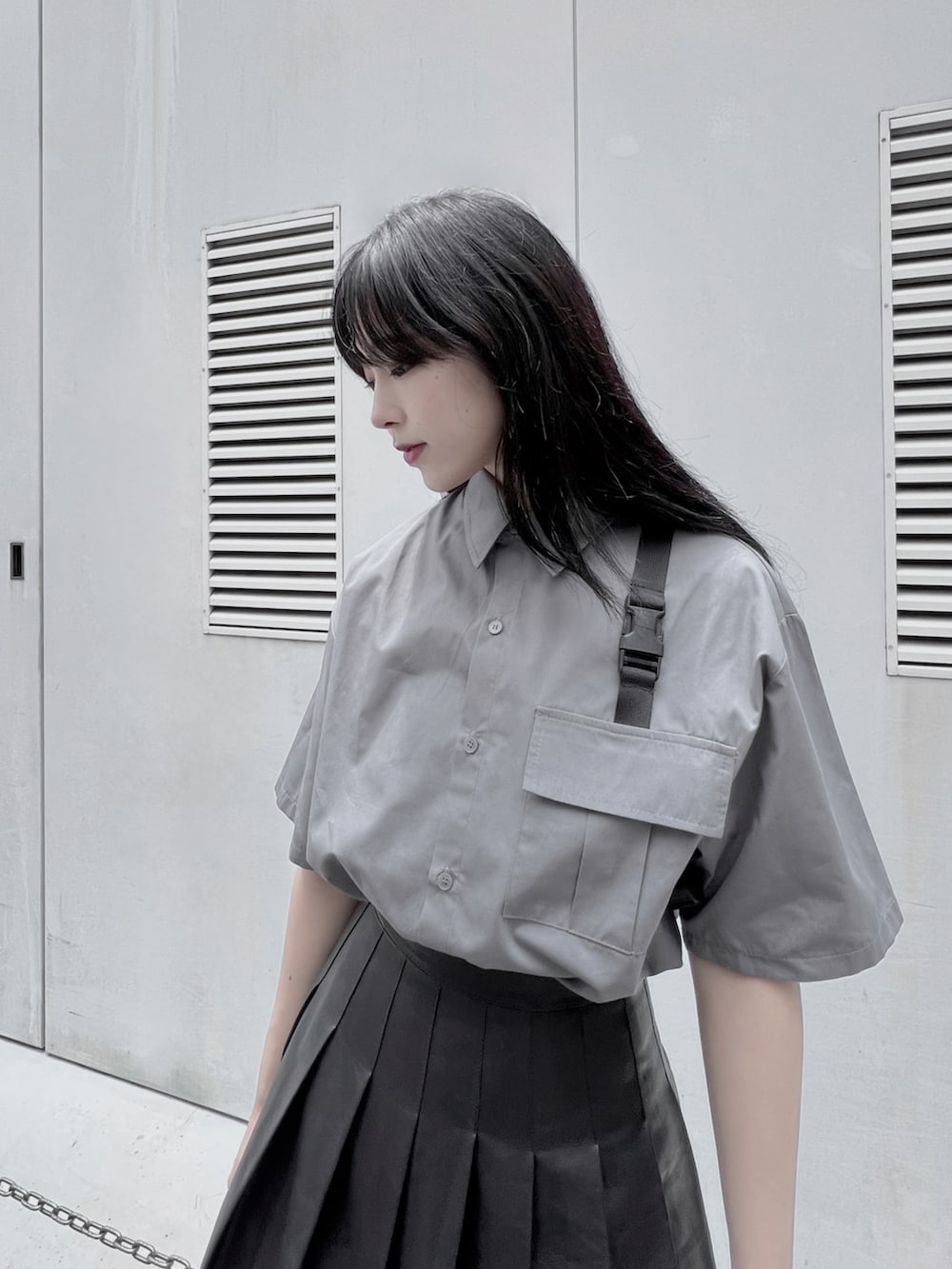 ブラック系のスカート、ブラック系のブーツ、グレー系のシャツ/ブラウスを着用したレディースの夏コーディネートの3枚目の写真