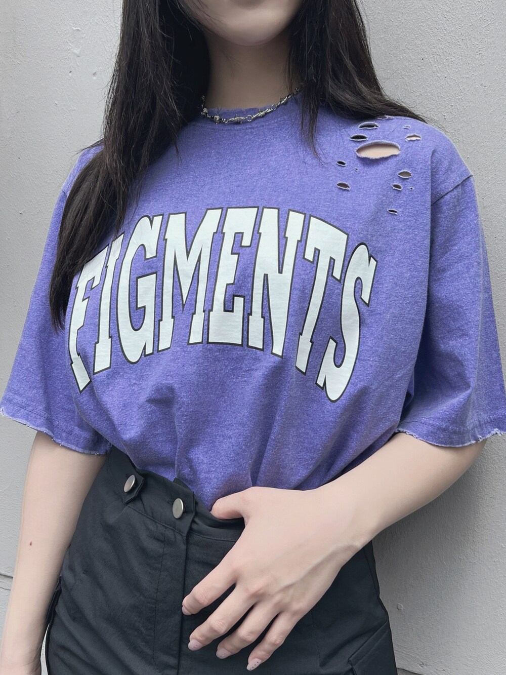 パープル系のTシャツ/カットソー、ブラック系のスカート、シルバー系のネックレスを着用したレディースの春コーディネートの3枚目の写真