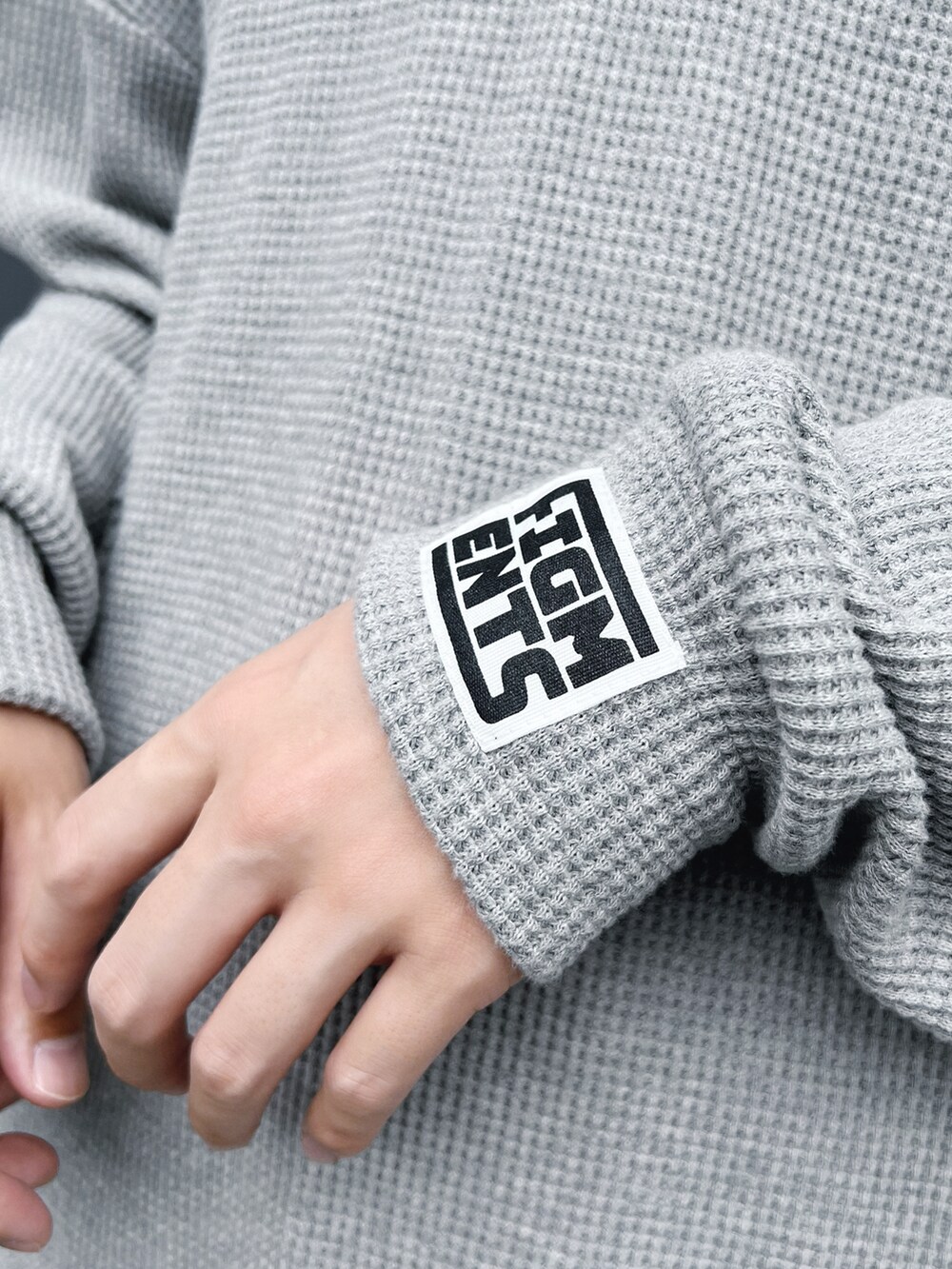 「秋のコーデ、秋服、ビックシルエット、メンズファッション、メンズコーデ、ストリート、ストリートコーデ、モノトーン、モノトーンコーデ、グレー、プルオーバー、ワッフル、スラックス、スラックスパンツ」｜「Figmentsのタックワイドスラックス（その他パンツ、グレー系）」を使った、Figments_officialさん（メンズ・178cm）の秋コーディネートの3枚目の写真