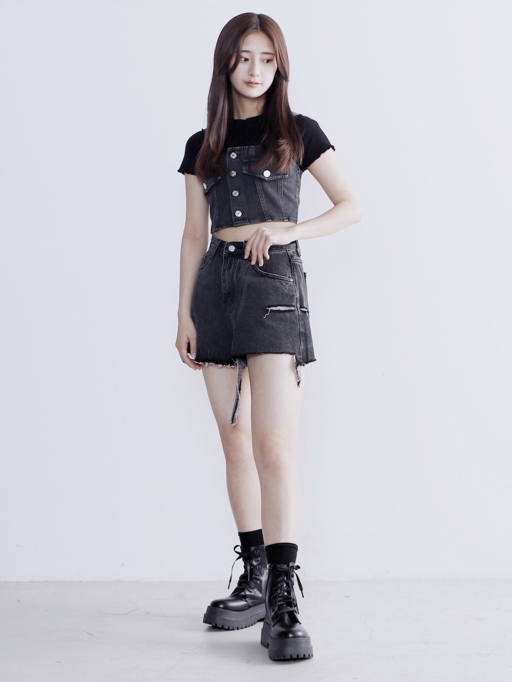 ブラック系のデニムパンツ、ブラック系のベスト、ブラック系のTシャツ/カットソーを着用したレディースの夏コーディネートの2枚目の写真