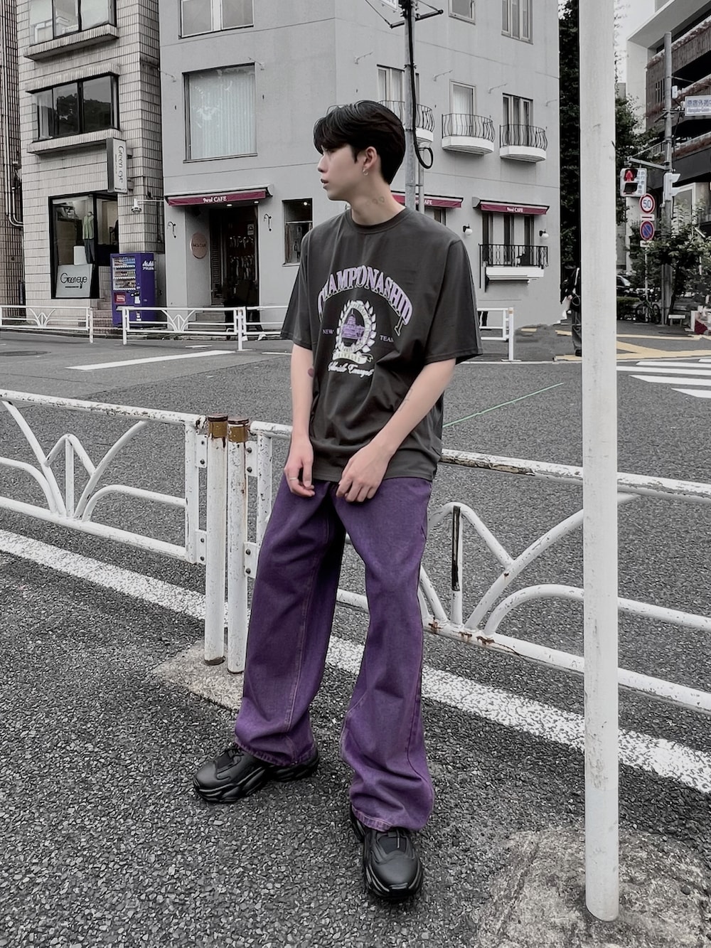 パープル系のデニムパンツ、ブラック系のTシャツ/カットソー、パープル系のシャツ/ブラウスを着用したメンズの夏コーディネートの3枚目の写真