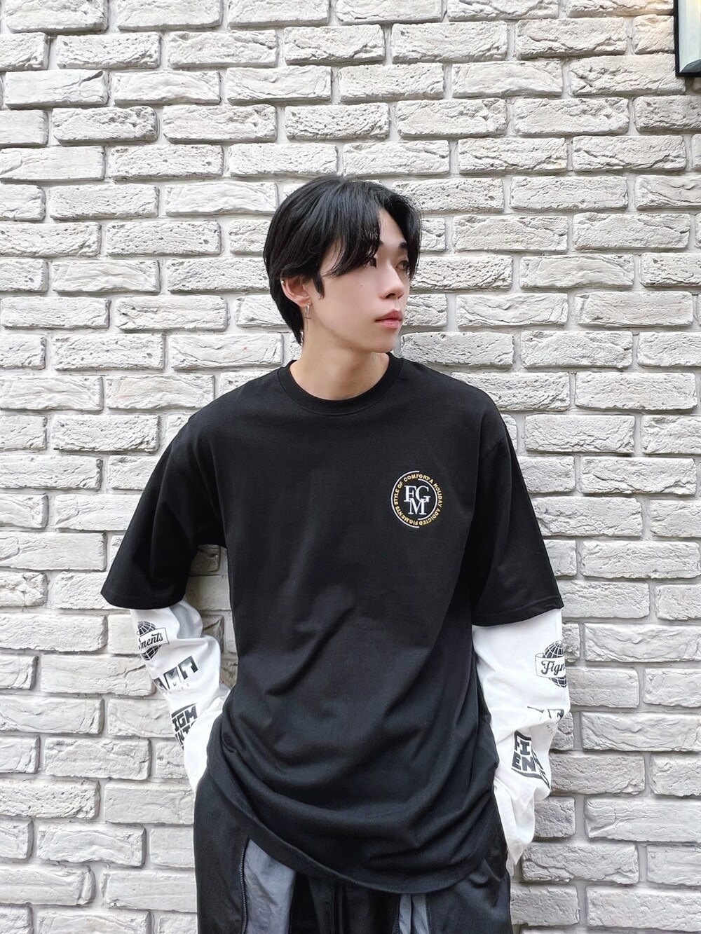 ブラック系のTシャツ/カットソー、ブラック系のその他パンツ、ブラック系のスニーカーを着用したメンズの秋コーディネートの2枚目の写真