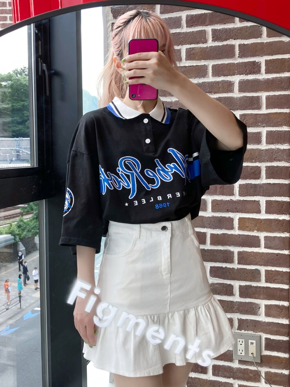 ブラック系のポロシャツ、ホワイト系のスカート、ホワイト系のスニーカーを着用したレディースの夏コーディネートの3枚目の写真