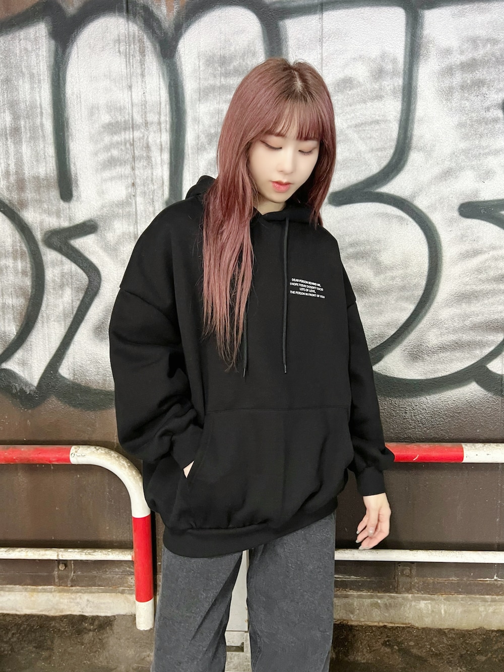 ブラック系のデニムパンツ、ブラック系のパーカー、シルバー系のその他を着用したレディースの冬コーディネートの3枚目の写真