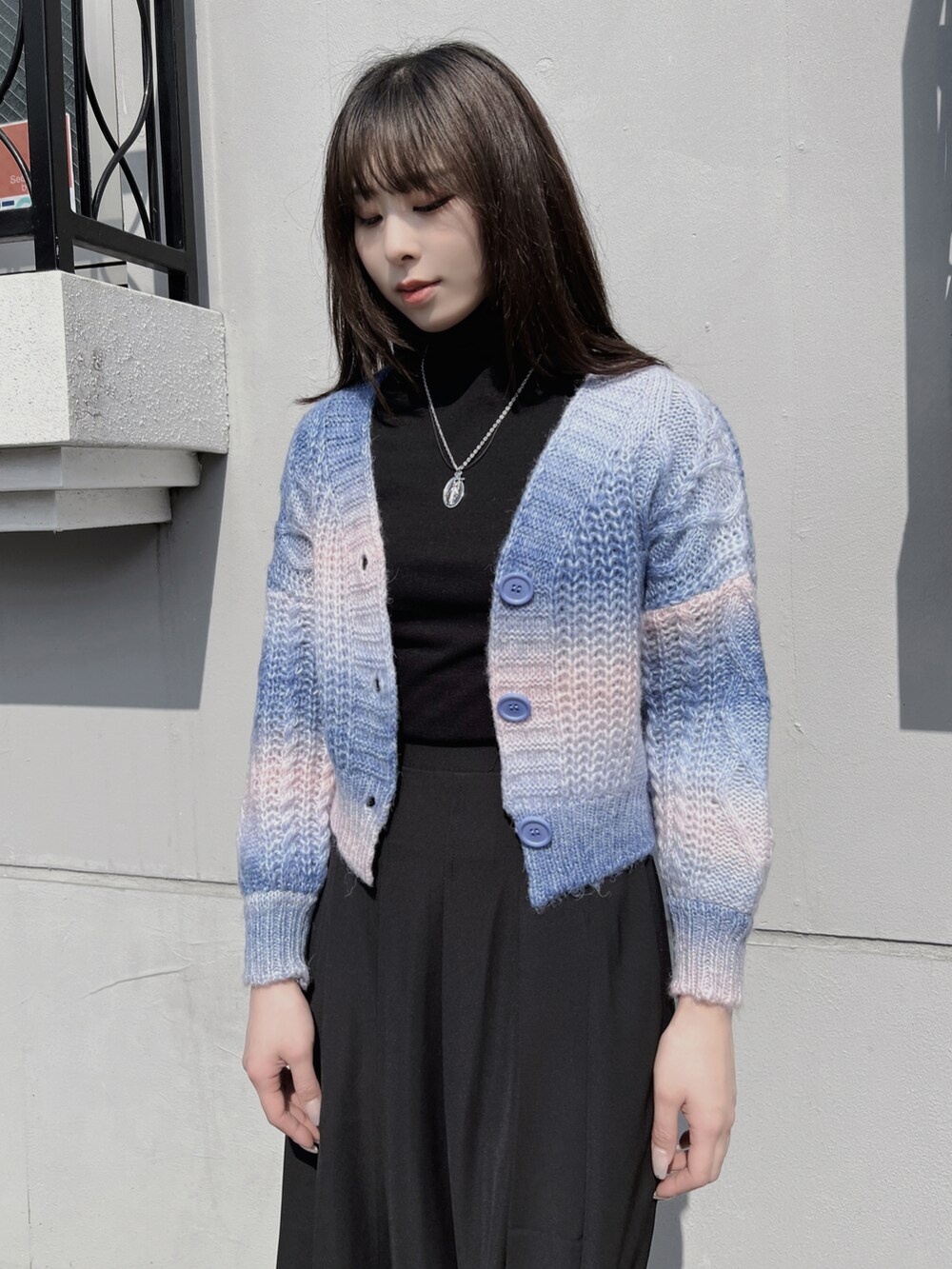 ブラック系のTシャツ/カットソー、ブラック系のスカート、パープル系のカーディガン/ボレロを着用したレディースの春コーディネートの2枚目の写真