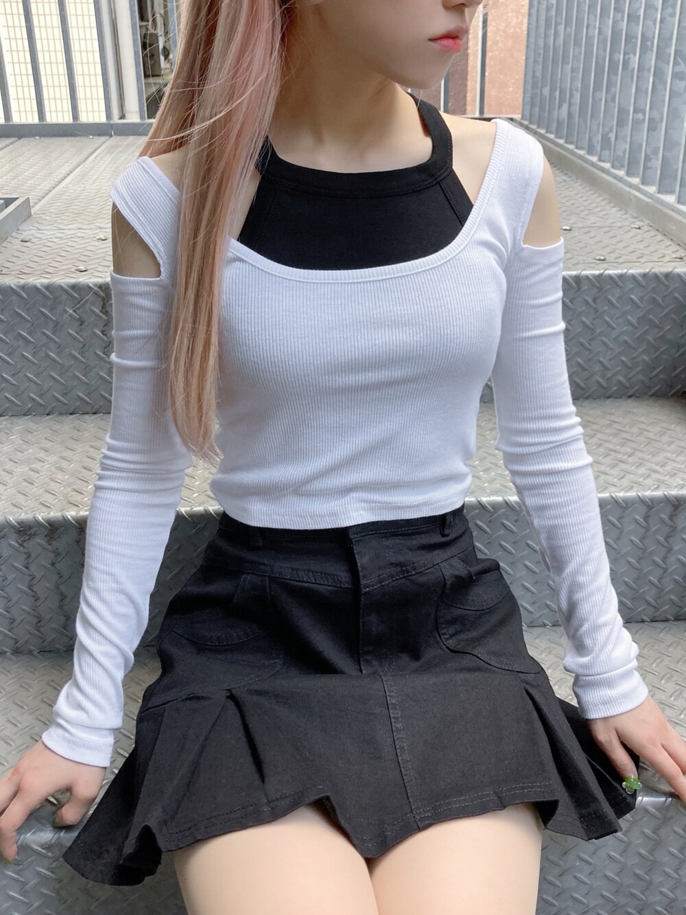 ホワイト系のTシャツ/カットソー、ブラック系のスカート、ブラック系のキャミソールを着用したレディースの夏コーディネートの2枚目の写真