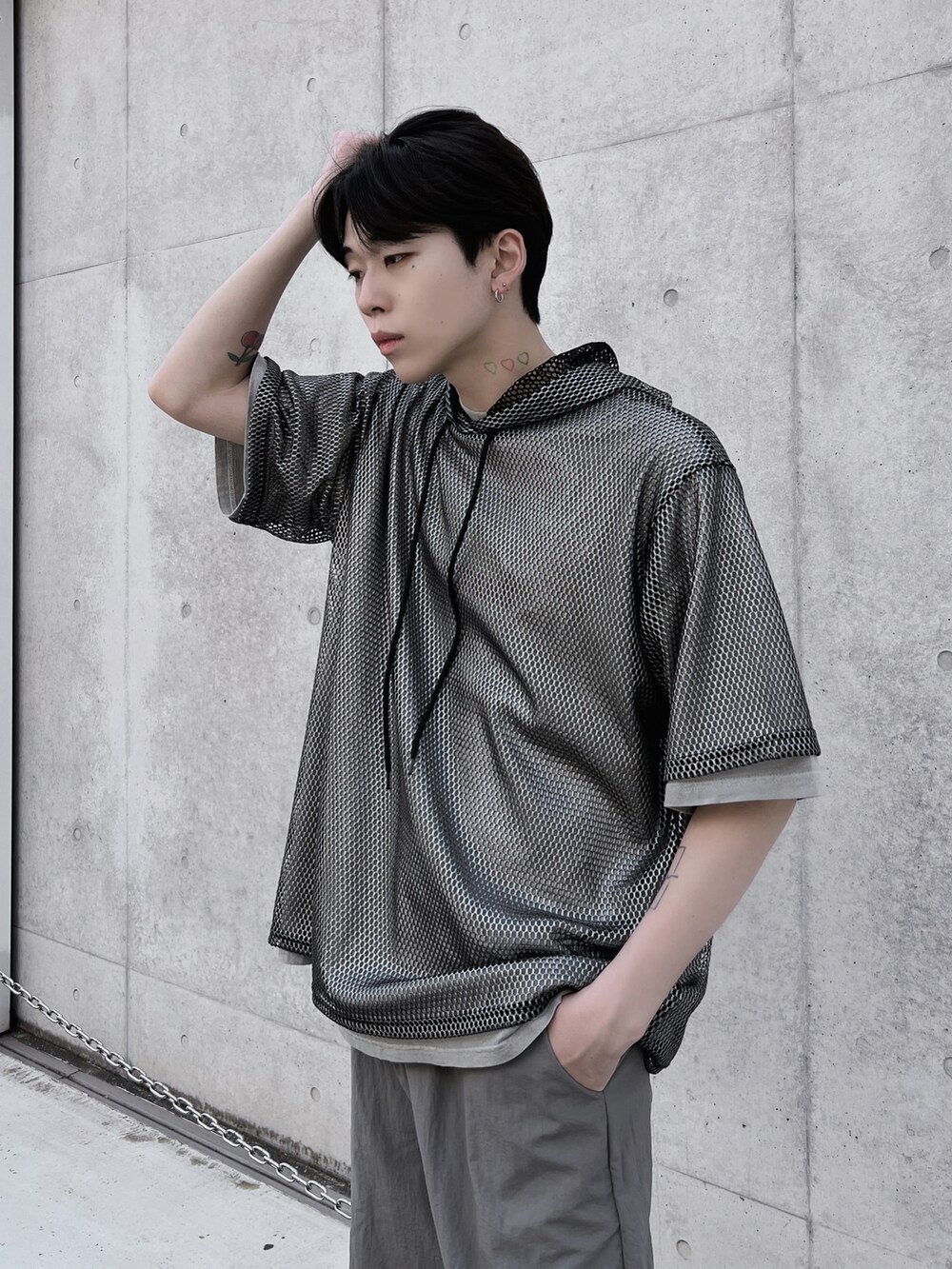 グレー系のその他パンツ、ブラック系のTシャツ/カットソー、グレー系のTシャツ/カットソーを着用したメンズの春コーディネートの2枚目の写真