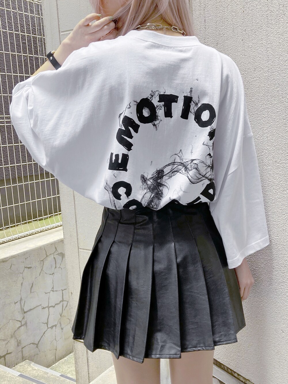 ホワイト系のTシャツ/カットソー、ブラック系のスカート、ブラック系のブーツを着用したレディースの夏コーディネートの2枚目の写真