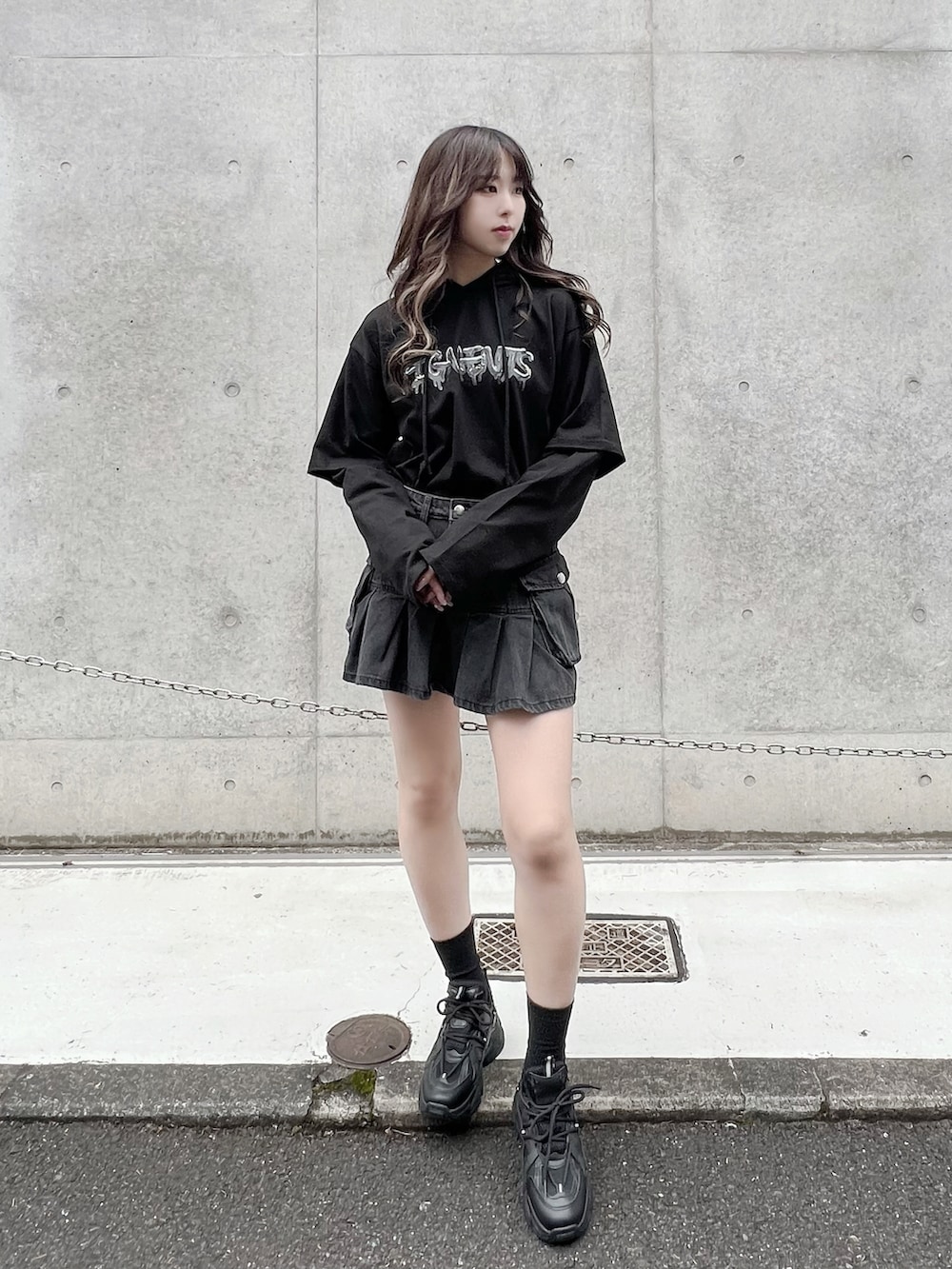 ブラック系のTシャツ/カットソー、ブラック系のスニーカー、ブラック系のブルゾンを着用したレディースの春コーディネートの3枚目の写真