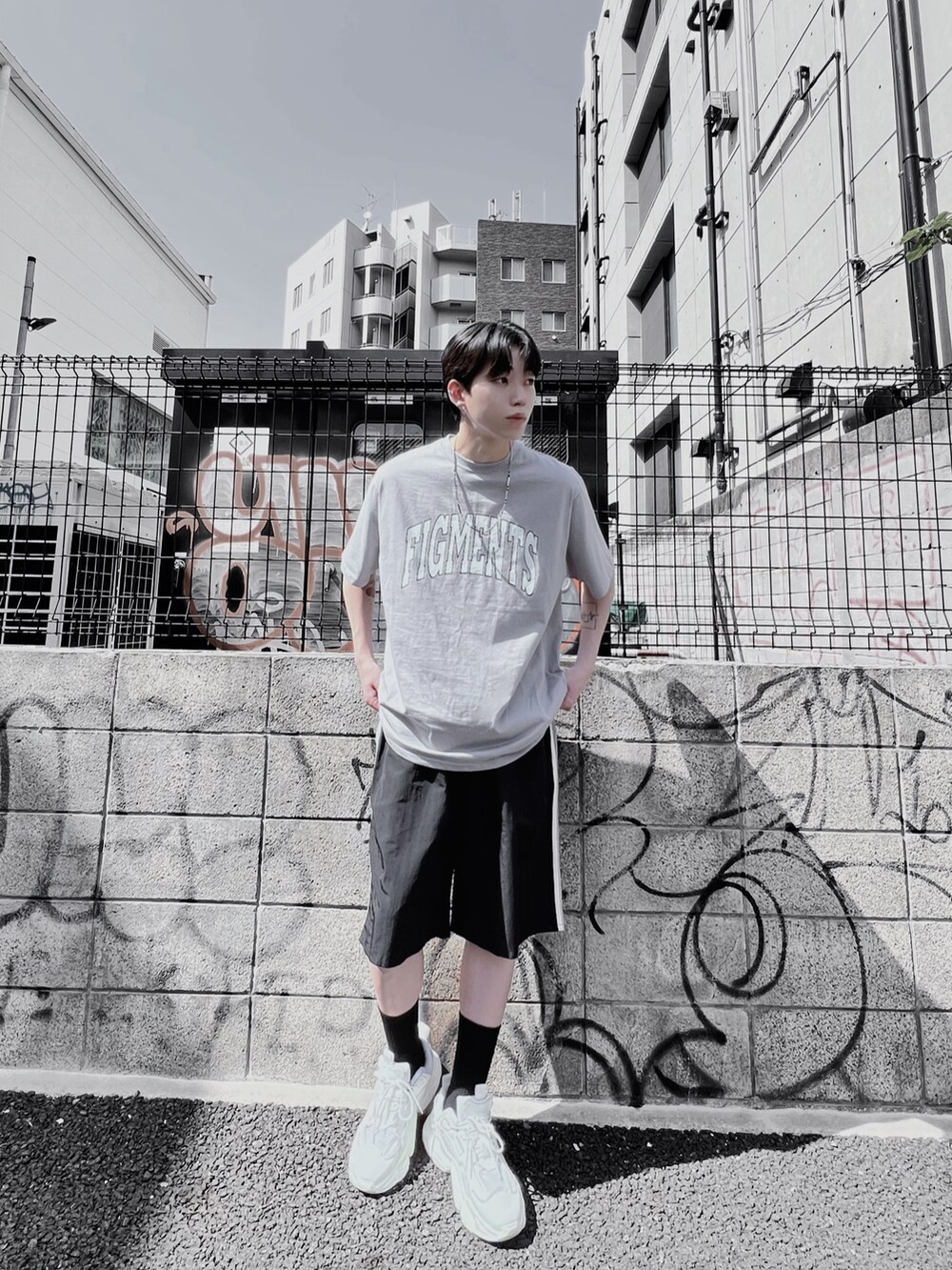 ブラック系のナイロンジャケット、グレー系のTシャツ/カットソー、ブラック系のその他パンツを着用したメンズの春コーディネートの4枚目の写真