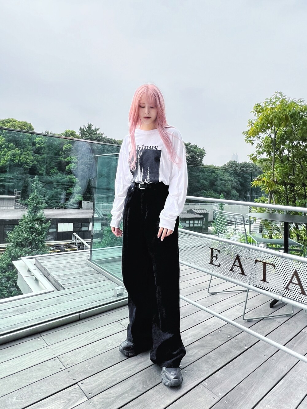 ブラック系のブルゾン、ホワイト系のTシャツ/カットソー、ブラック系のその他パンツを着用したレディースの秋コーディネートの3枚目の写真