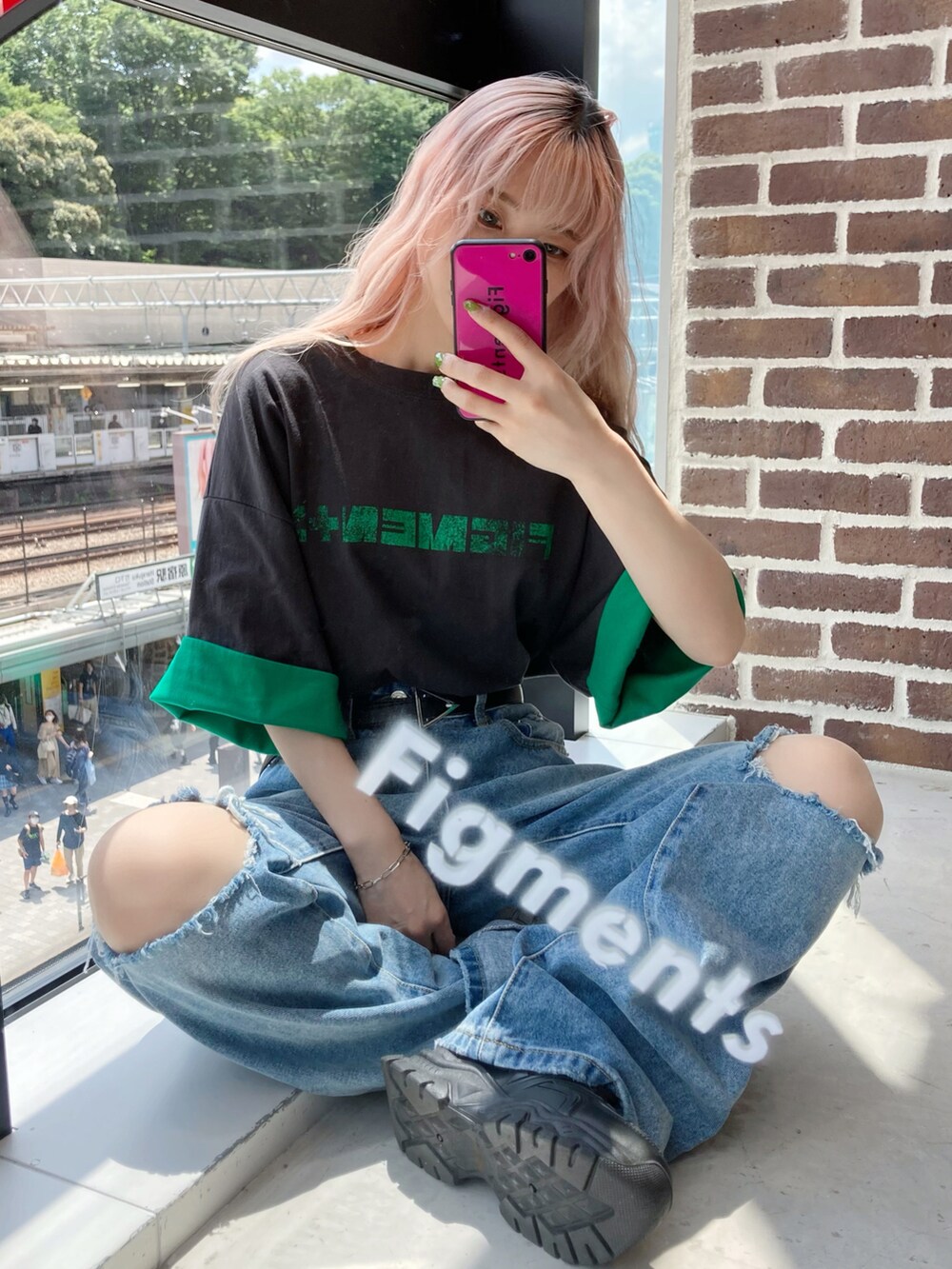 ブルー系のデニムパンツ、ブラック系のTシャツ/カットソー、シルバー系のその他を着用したレディースの夏コーディネートの2枚目の写真