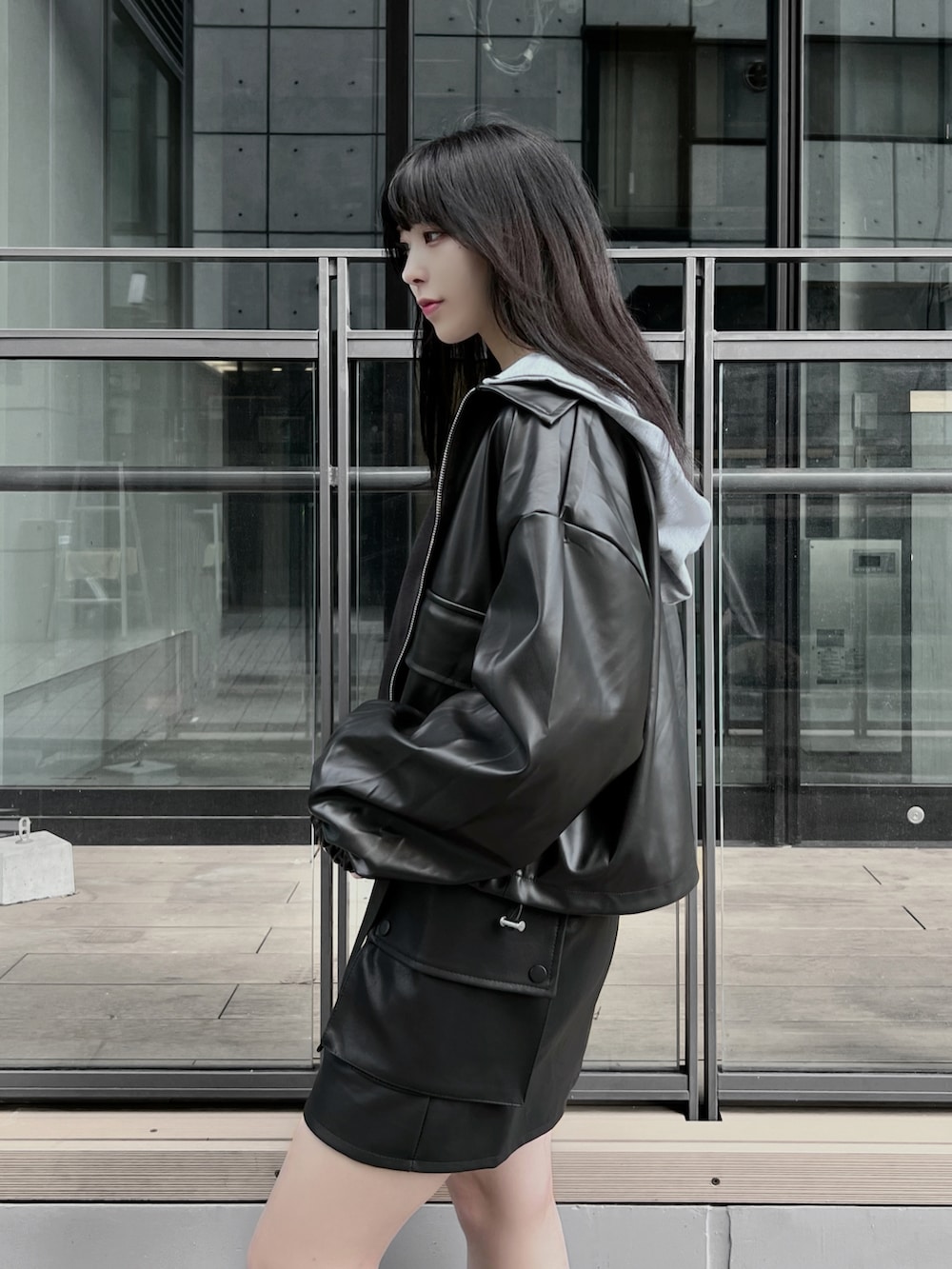 ホワイト系のTシャツ/カットソー、ブラック系のブルゾン、ブラック系のスカートを着用したレディースの秋コーディネートの3枚目の写真