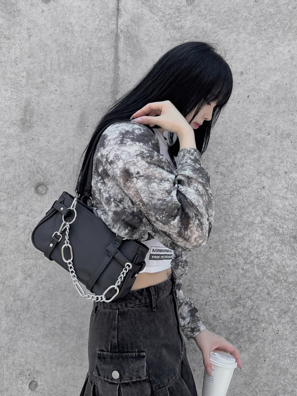 ホワイト系のTシャツ/カットソー、ブラック系のカーディガン/ボレロ、ブラック系のショルダーバッグを着用したレディースの夏コーディネートの2枚目の写真