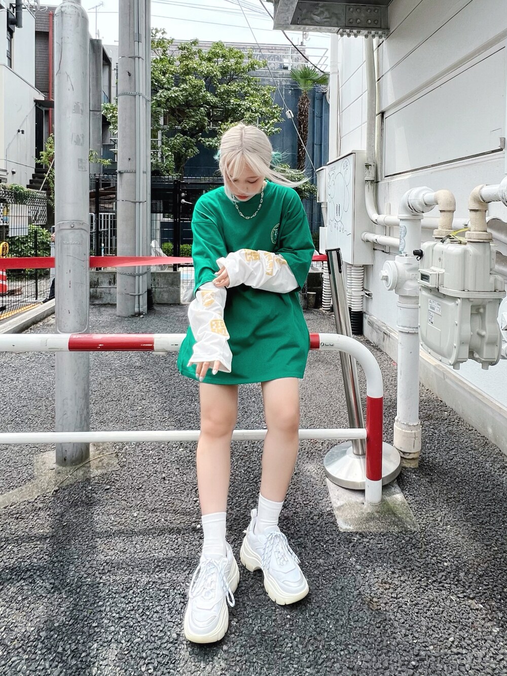 ホワイト系のスニーカー、グリーン系のTシャツ/カットソー、シルバー系のその他を着用したレディースの秋コーディネートの2枚目の写真